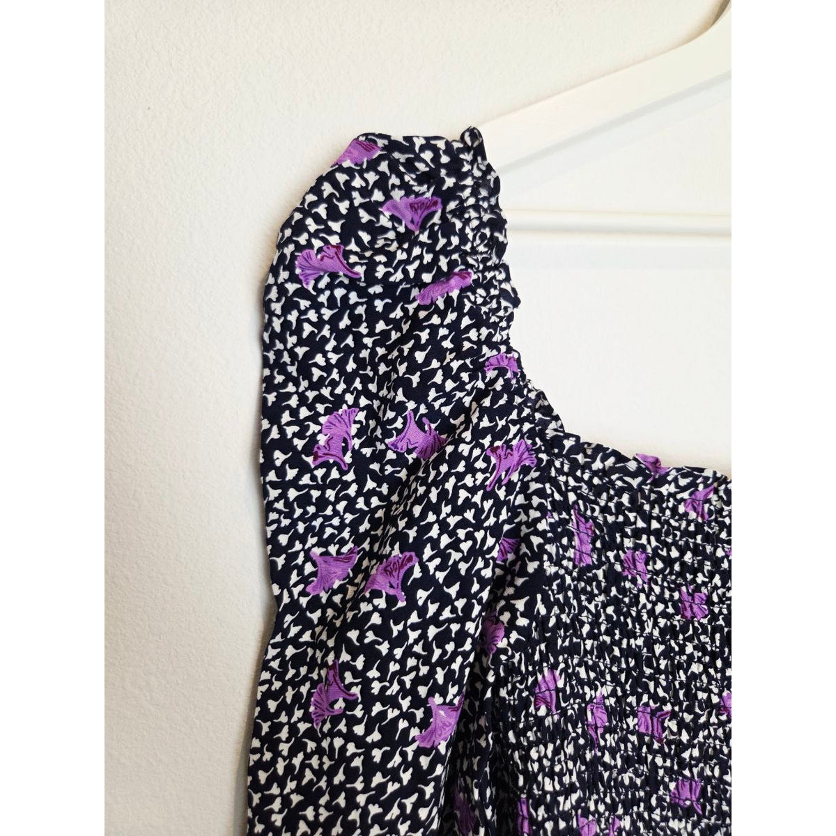 Puff shoulder detail of Maje Rappa floral smocked mini dress