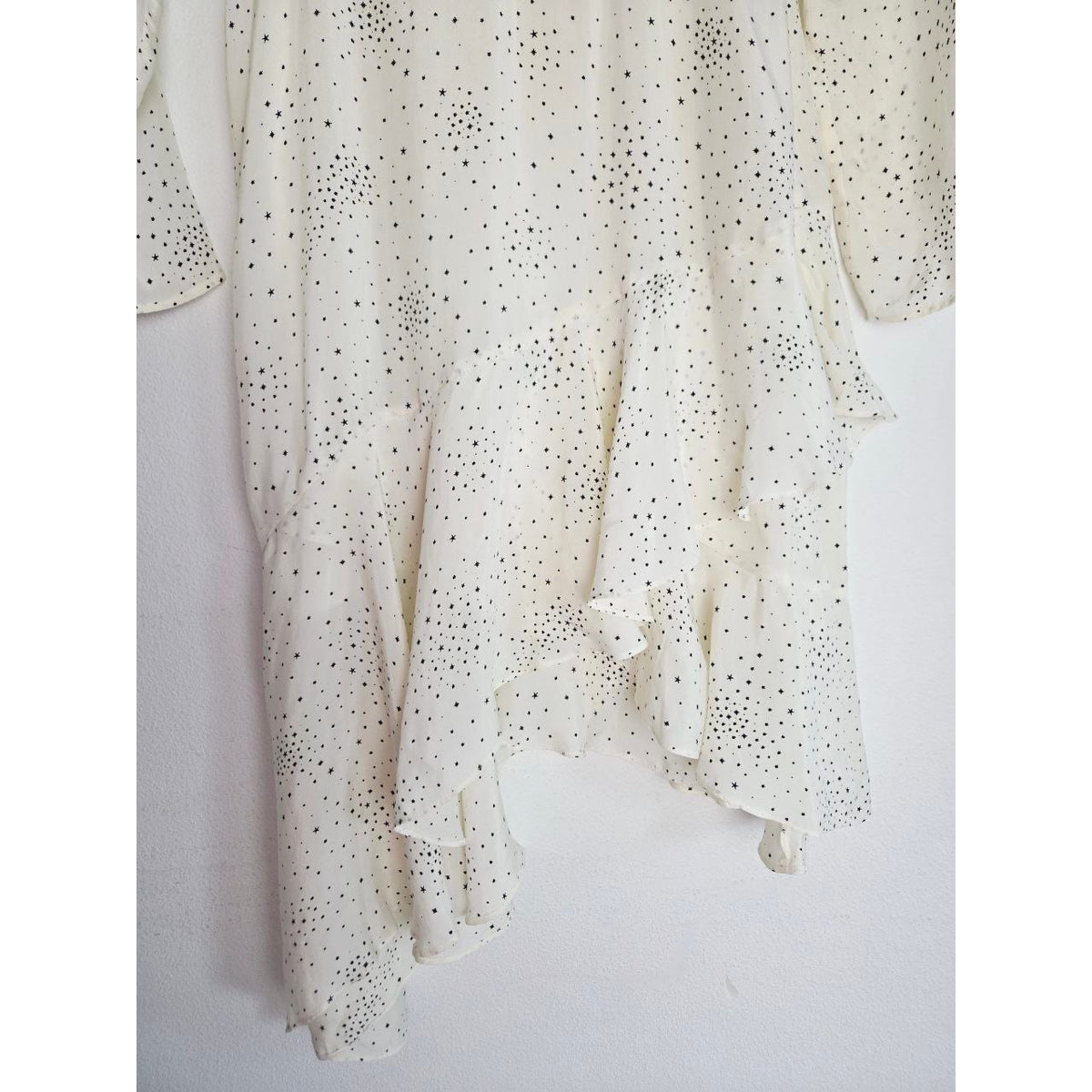 Asymmetric ruffle hem of Maje Reto ecru star-print dress