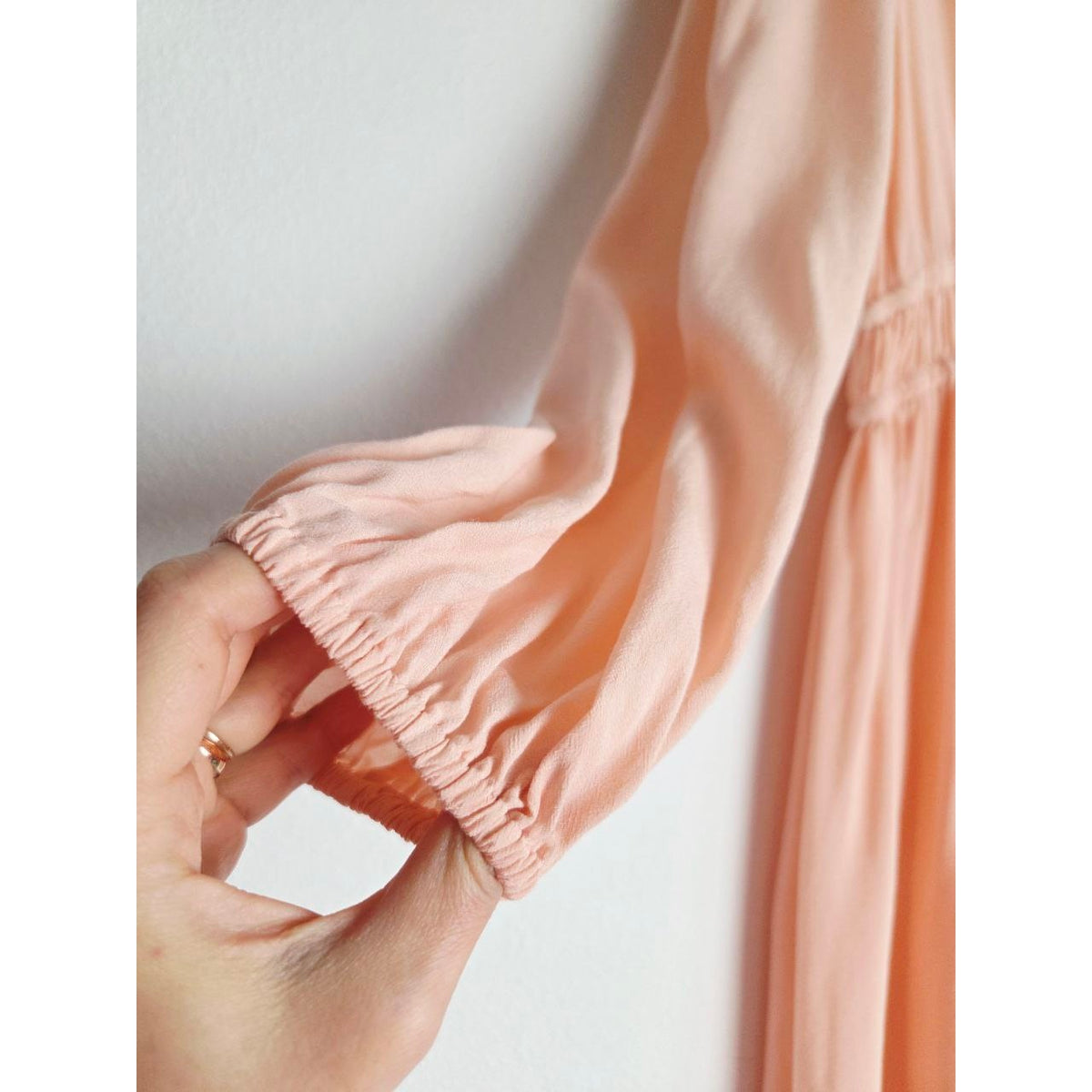 Elastic sleeve cuff of Maje Riava blush mini dress