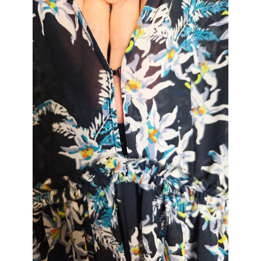 Neckline hook-and-eye closure of Cinq à Sept Lyra navy floral mini dress