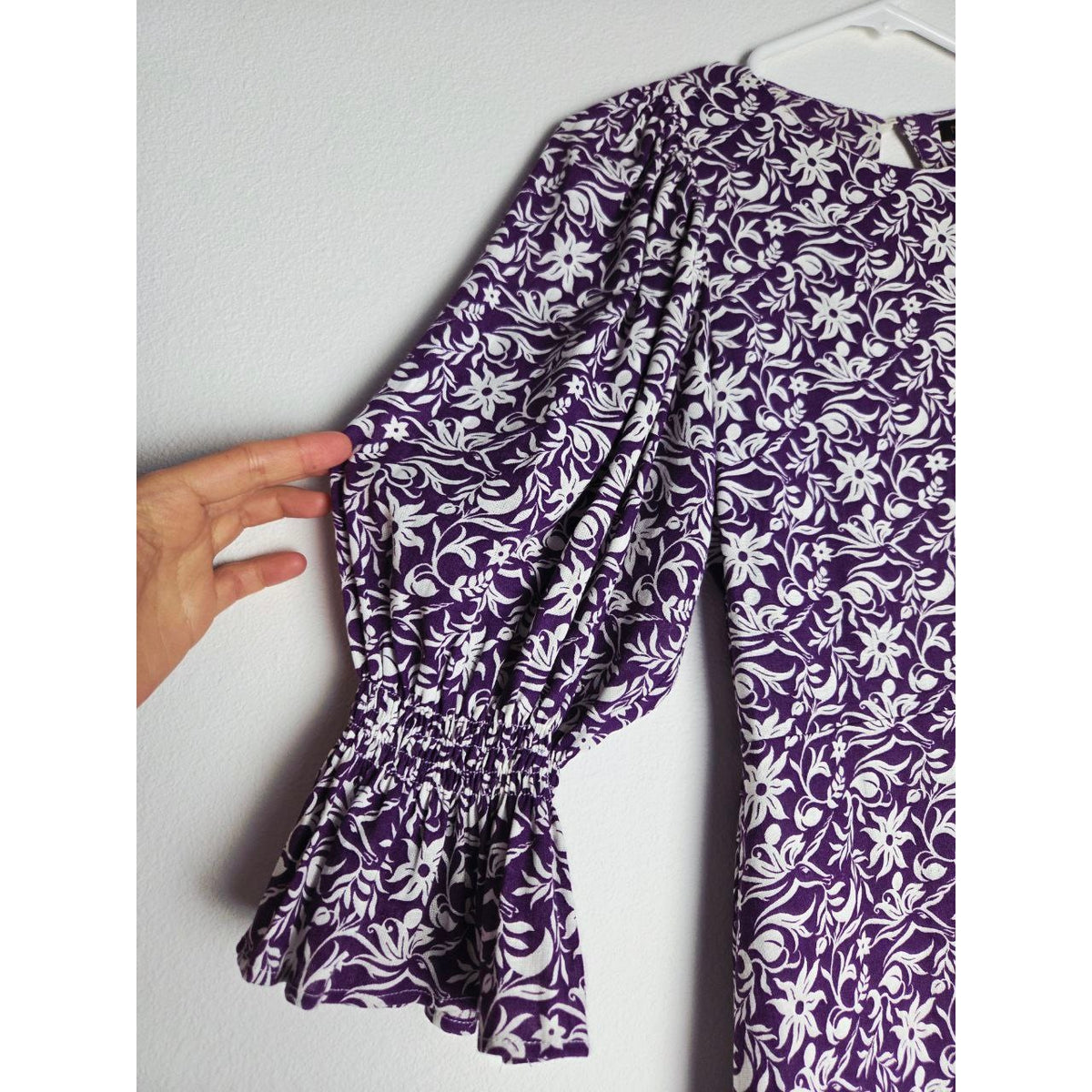 Puff sleeve detail of Maje Roniriqua purple floral mini dress