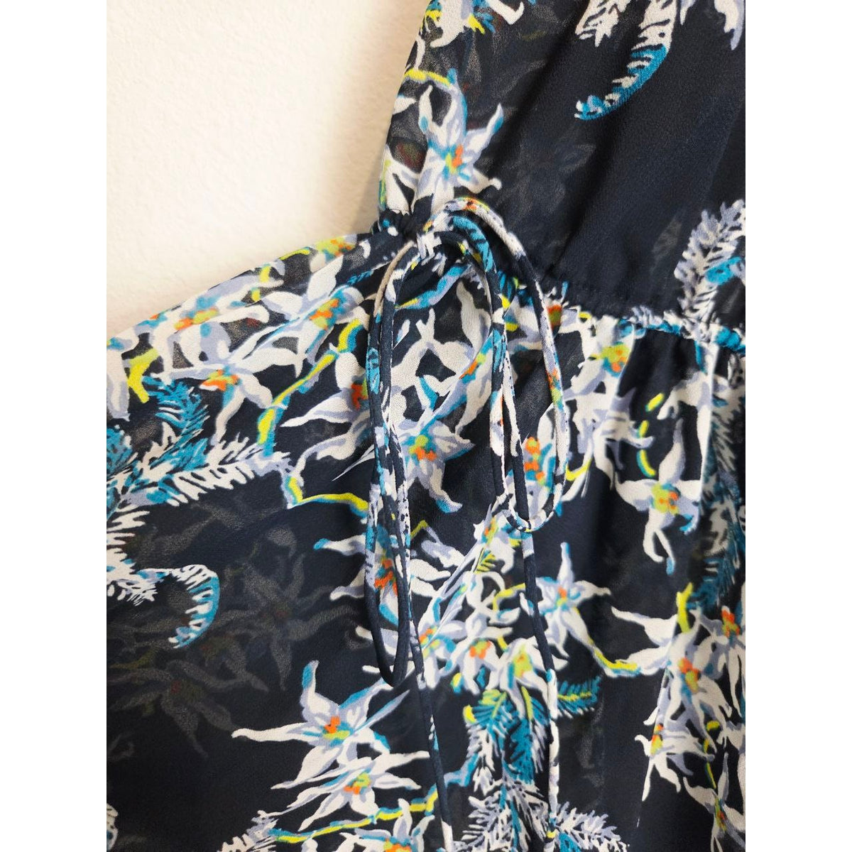 Sleeve tie detail of Cinq à Sept Lyra navy floral mini dress