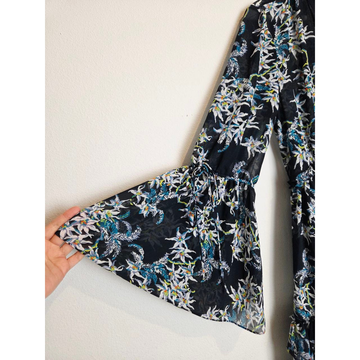 Flared sleeve cuff of Cinq à Sept Lyra navy floral mini dress