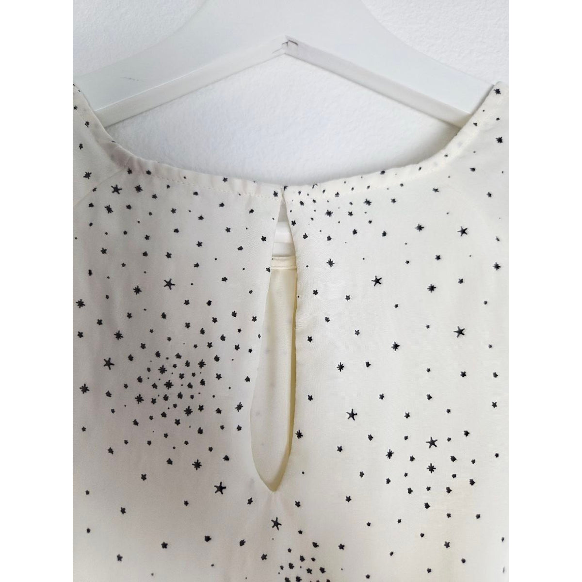 Back neckline button and keyhole of Maje Reto ecru star-print dress